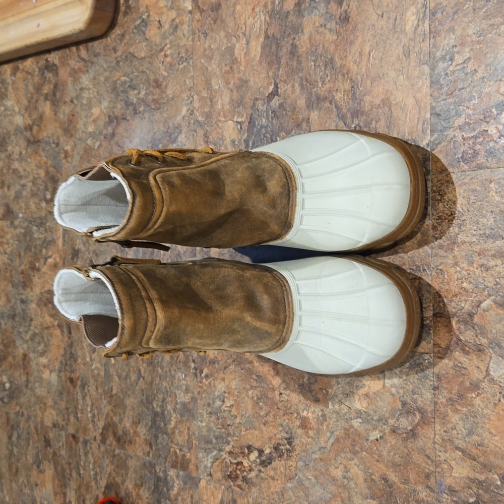 Womens size 9 Sperry brand rubber and suede boots.